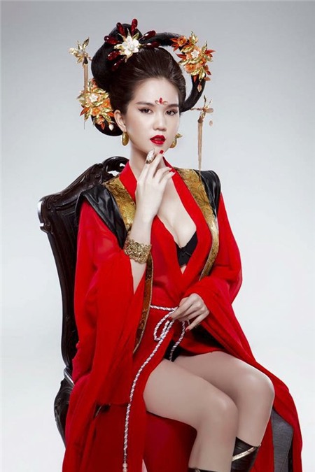 Ngọc Trinh bị ném đá vì hóa thân thành Võ Tắc Thiên 2