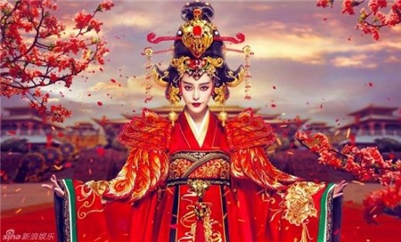 Ngọc Trinh bị ném đá vì hóa thân thành Võ Tắc Thiên 3