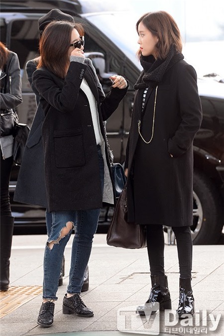 Do bên Hàn Quốc đang là mùa đông, T-ara chọn trang phục khá ấm áp.