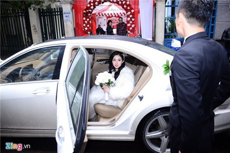 Tâm Tít khoác áo lông lên xe hoa ngày đông giá