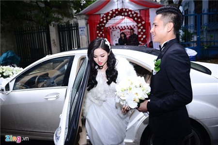 Tâm Tít khoác áo lông lên xe hoa ngày đông giá