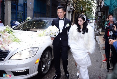 Tâm Tít khoác áo lông lên xe hoa ngày đông giá