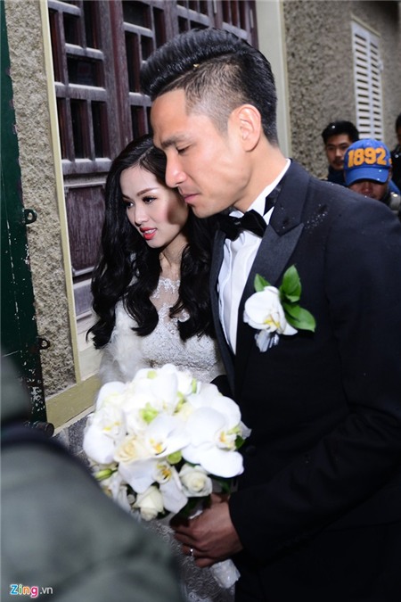 Tâm Tít khoác áo lông lên xe hoa ngày đông giá