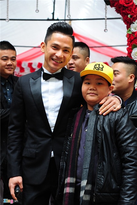 Tâm Tít khoác áo lông lên xe hoa ngày đông giá