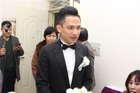 Tâm Tít khoác áo lông lên xe hoa ngày đông giá