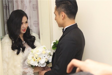 Tâm Tít khoác áo lông lên xe hoa ngày đông giá