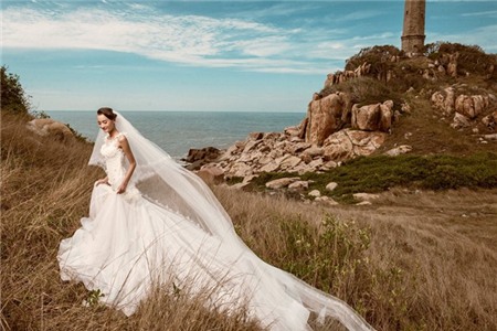 Lê Thúy tung ảnh cưới lãng mạn cùng chồng trước hôn lễ