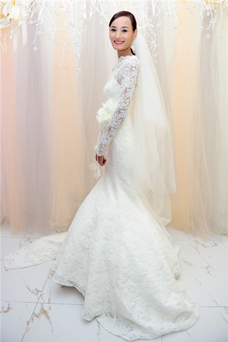 Chồng Việt kiều nhón chân vất vả hôn Lê Thúy trong tiệc cưới