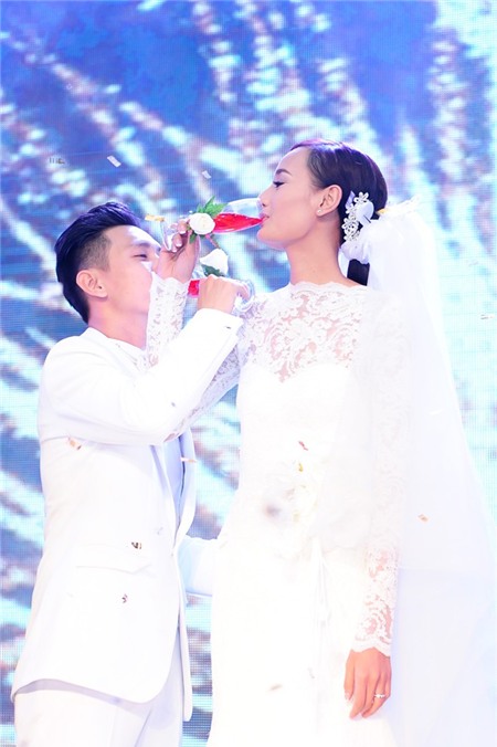 Chồng Việt kiều nhón chân vất vả hôn Lê Thúy trong tiệc cưới