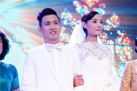 Chồng Việt kiều nhón chân vất vả hôn Lê Thúy trong tiệc cưới