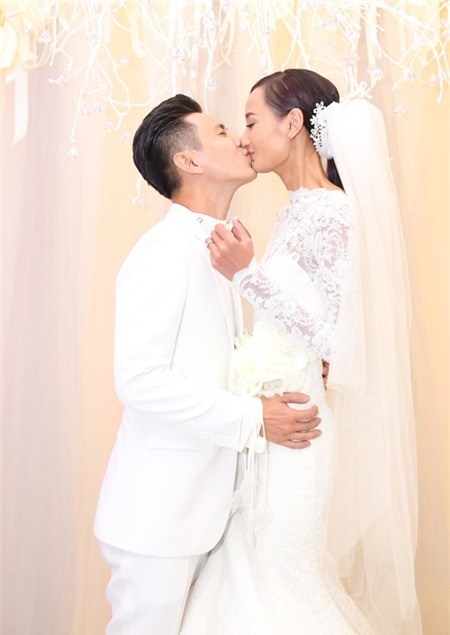 Chồng Việt kiều nhón chân vất vả hôn Lê Thúy trong tiệc cưới