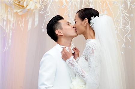 Chồng Việt kiều nhón chân vất vả hôn Lê Thúy trong tiệc cưới