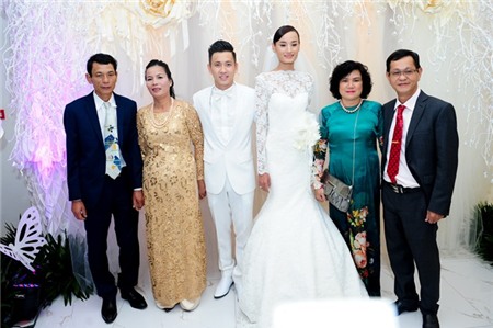 Chồng Việt kiều nhón chân vất vả hôn Lê Thúy trong tiệc cưới