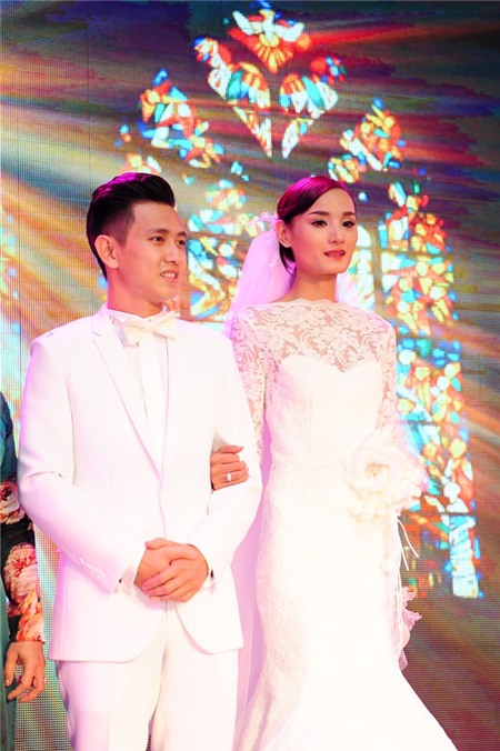 Chồng Việt kiều nhón chân vất vả hôn Lê Thúy trong tiệc cưới