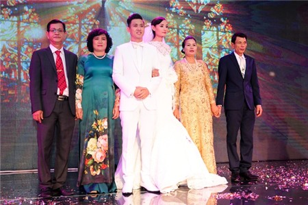 Chồng Việt kiều nhón chân vất vả hôn Lê Thúy trong tiệc cưới