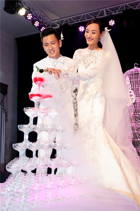 Chồng Việt kiều nhón chân vất vả hôn Lê Thúy trong tiệc cưới