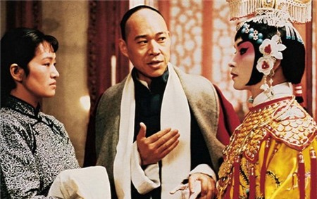 Sinh năm 1956, Trương Phong Nghị mang gương mặt “nhà quê” đến với phim ảnh, tốt nghiệp Học viện điện ảnh Bắc Kinh năm 1982. Tính đến nay, số tác phẩm ông tham gia không nhiều, chỉ khoảng hơn 40 nhưng hầu hết những vai diễn đều tạo được dấu ấn riêng. Đỉnh cao sự nghiệp của Trương Phong Nghị là Đoạn Tiểu Long - chàng kép hát khiến vai diễn của tài tử Hong Kong Trương Quốc Vinh mê đắm đuối trong bộ phim đoạt giải Canness Bá vương biệt cơ (1993).