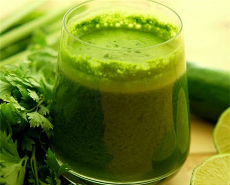 1. Mặt nạ rau mùi tây: Rau mùi tây chứa nhiều vitamin C, K và chất diệp lục là những chất có tác dụng hữu ích trong việc làm sáng da và giảm hiện tượng bọng mắt. Thái nhỏ rau mùi tây, xay nhỏ rồi trộn đều với một thìa nước ấm. Dùng bông gòn thấm nước của hỗn hợp này rồi đặt lên mắt, để trong vòng 10 phút.