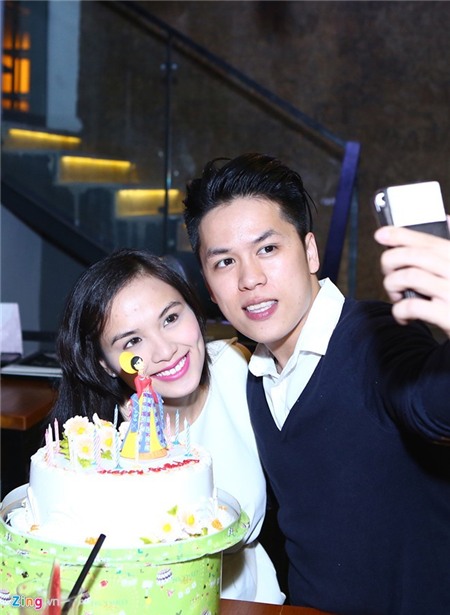 Diễm Hương và bạn trai khóc òa khi con trai chào đời