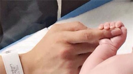 Diễm Hương và bạn trai khóc òa khi con trai chào đời