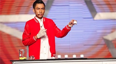 Tấn Phát xin lỗi khán giả về sự cố uống nhầm axít - 1