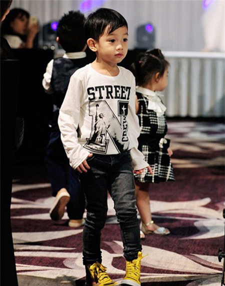 Tuyển tập quần jeans chất lừ của con trai Hồ Ngọc Hà - 1