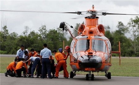Nhân viên cứu hộ Indonesia đưa thi thể nạn nhân trên chuyến bay QZ8501 lên trực thăng hôm 31/12. Ảnh: Channel News Asia