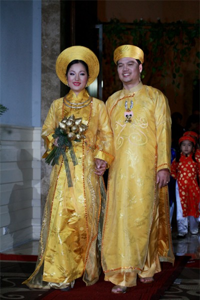 Ngày 10/10/2010, vợ chồng Thúy Nga nắm chặt tay nhau tiến vào sân khấu làm lễ cưới.