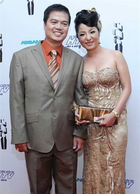 Chồng Thúy Nga hộ tống vợ tới tham dự các sự kiện.