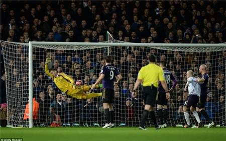 Thủ môn Adrian bất lực trước cú sút phạt của Mirallas