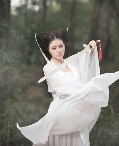 Hot girl Lilly Luta xinh đẹp hóa thân thành Tiểu Long Nữ tóc 