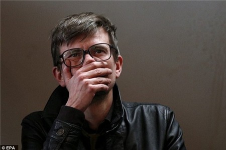 Họa sĩ thoát chết trong vụ tấn công tòa soạn Charlie Hebdo bật khóc ngày báo phát hành lại 2