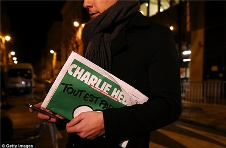 Họa sĩ thoát chết trong vụ tấn công tòa soạn Charlie Hebdo bật khóc ngày báo phát hành lại 3