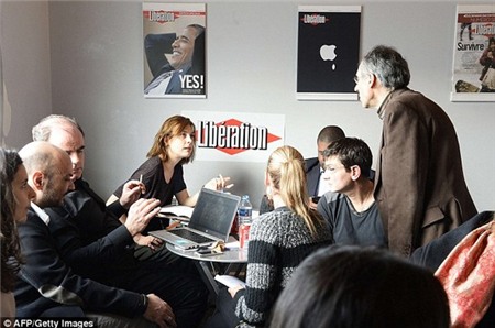 Họa sĩ thoát chết trong vụ tấn công tòa soạn Charlie Hebdo bật khóc ngày báo phát hành lại 5