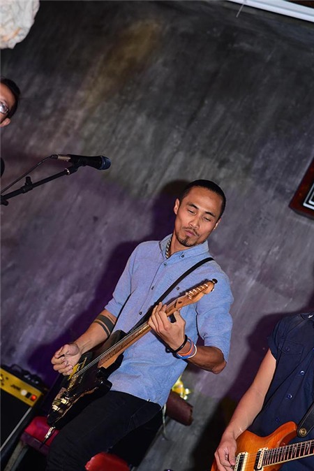 Ngoài hát, Phạm Anh Khoa còn tự tin khoe tài chơi đàn ghita trong lúc biểu diễn.