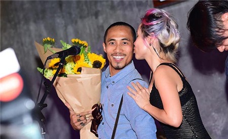 Mai Khôi còn tặng Anh Khoa một nụ hôn trong lần gặp gỡ này.