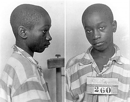 George Stinney là một cậu bé 14 tuổi tới từ Nam Carolina, Mỹ. Stinnet bị buộc tội giết hai bạn gái da trắng là Betty June Binnicker (11 tuổi) và Mary Emma Thames (7 tuổi). Tên sát nhân trẻ đã chuyện trò với hai nạn nhân một ngày trước khi  ra tay sát hại. Nhiều người tin rằng, Stinney là nạn nhân của nạn phân biệt chủng tộc tại Nam Carolina. Hắn cũng là phạm nhân trẻ nhất chịu án tử hình bằng ghế điện trong lịch sử nước Mỹ.