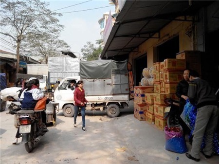 Tại La Phù, Mỗi hộp bánh nhái chỉ có giá từ 13.000 - 16.000 đồng nhưng khi về chợ huyện giá có thể đẩy lên gấp 6 - 7 lần. 