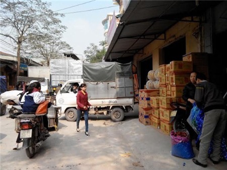 Tại La Phù, Mỗi hộp bánh nhái chỉ có giá từ 13.000 - 16.000 đồng nhưng khi về chợ huyện giá có thể đẩy lên gấp 6 - 7 lần.