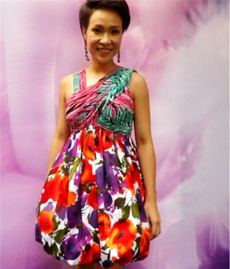 Sao Việt trở thành 'thảm họa' với trang phục hoa lá cành