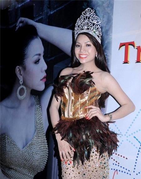 Sao Việt trở thành 'thảm họa' với trang phục hoa lá cành