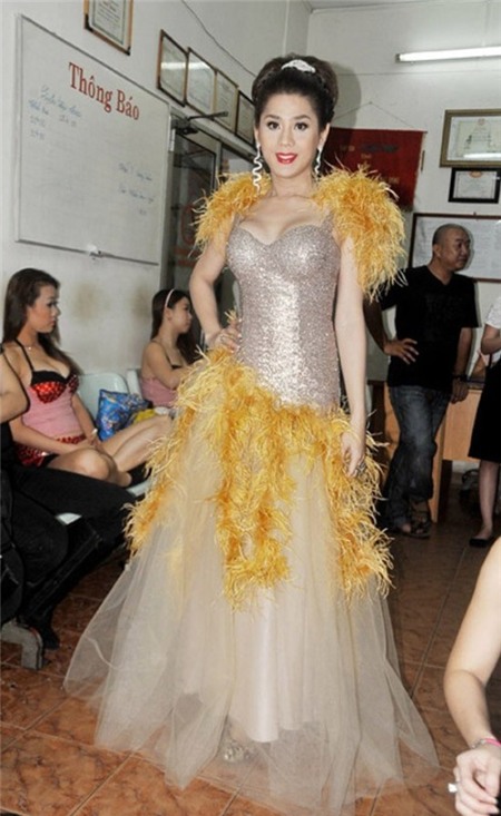 Sao Việt trở thành 'thảm họa' với trang phục hoa lá cành