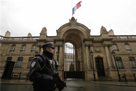 Nữ cảnh sát bị tấn công bằng ôtô ngoài phủ Tổng thống Pháp