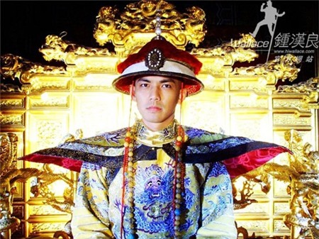 Trong bộ phim Tân Lộc đỉnh ký vừa ra mắt khán giả, dù đã 40 tuổi nhưng Chung Hán Lương vẫn thuyết phục người xem qua hình ảnh vua Khang Hy thời trẻ.