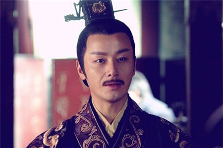 Mặc dù có phần già hơn Trần Kiện Phong, song nhân vật Hán Văn Đế Lưu Hằng do nam diễn viên Lý Mục thể hiện trong bộ phim Đại phong ca (2011) vẫn khiến fan nữ mê mệt.