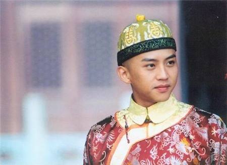 Sau khi làm vua Thuận Trị trong bộ phim Thiếu niên thiên tử, Đặng Siêu tạo ấn tượng với hình ảnh Hoàng đế Khang Hy trong Thời niên thiếu của Khang Hy (2003).