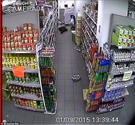 Cảnh tượng bên trong siêu thị khi các hành khách cố chạy thoát khỏi siêu thị khi tay sung Coulibaly xông vào bên trong, nổ sung bắn chết 3 người và gào to “Chúng mày biết tao là ai đấy”.