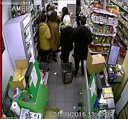 Các con tin hoảng sợ tập trung gần quầy tính tiền  sau khi chứng kiến cảnh 4 nhân viên của cửa hàng bị kẻ máu lạnh sát hại.  