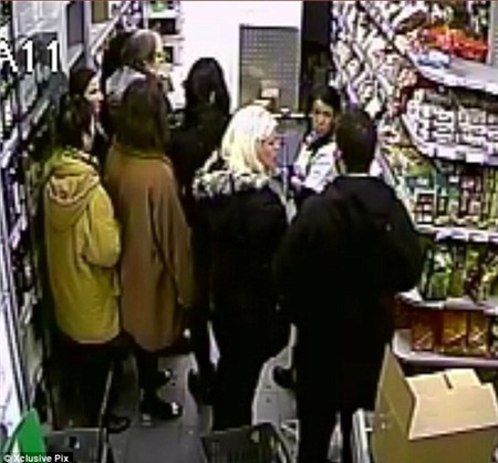 19 con tin đã mắc kẹt bên trong siêu thị vào thời điểm vụ tấn công diễn ra. 