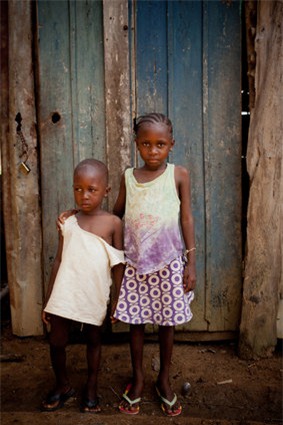 Trẻ em cả một ngôi làng mồ côi mẹ vì Ebola 1